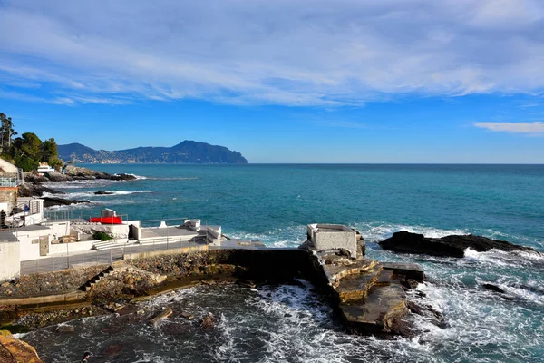 Nervi kıyıları ve Portofino İtalya dağının manzarası.
