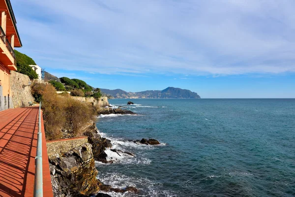 Ligurian köyü Nervi Cenova İtalya 'nın müstehcen deniz kenarı geçidi.