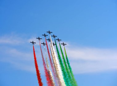 Frecce Tricolori, 13 yıl sonra Cenova İtalya 'da Ligurian başkentinin gökyüzünde uçmak için dönen Aerobatik Takımın manevraları.