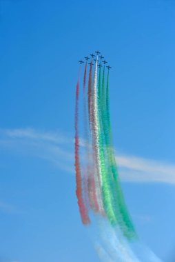 Frecce Tricolori 13 yıl sonra Cenova İtalya 'da Ligurian başkentinin gökyüzünde uçmak için dönen Aerobatik Takımın manevraları.