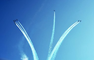 Frecce Tricolori 13 yıl sonra Cenova İtalya 'da Ligurian başkentinin gökyüzünde uçmak için dönen Aerobatik Takımın manevraları.