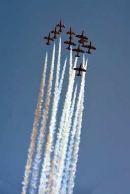 Frecce Tricolori 13 yıl sonra Cenova İtalya 'da Ligurian başkentinin gökyüzünde uçmak için dönen Aerobatik Takımın manevraları.