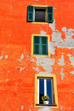 İtalya 'nın Camogli Liguria kentindeki renkli evlerin karakteristik pencereleri