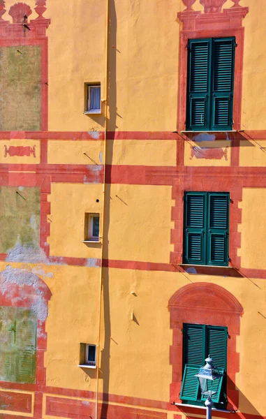 カモリ リグーリアのカラフルな家の特徴的な窓イタリア — ストック写真