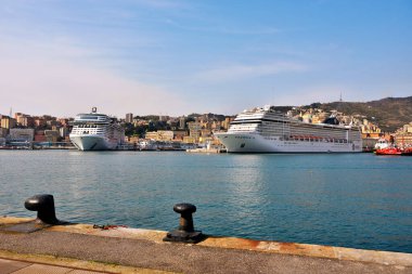 21 Mart 2022 Cenova İtalya feribot terminalindeki MSC Musica ve grandiosa yolcu gemileri