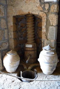 Etrüsk mağarasında inşa edilmiş küçük bir sanat ve el sanatları müzesi çeşitli seviyelerde geliştirildi. Hepsi de 20 Mayıs 2022 'de İtalyan Civita di Bagnoregio' nun tuff kayasının içine gömüldü.