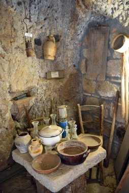 Etrüsk mağarasında inşa edilmiş küçük bir sanat ve el sanatları müzesi çeşitli seviyelerde geliştirildi. Hepsi de 20 Mayıs 2022 'de İtalyan Civita di Bagnoregio' nun tuff kayasının içine gömüldü.