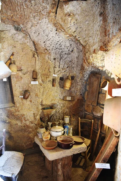 エトルリアの洞窟に建てられた小さな美術館は すべての凝灰岩の岩に掘られた様々なレベルで開発されました5月20 2022 Civita Bagnoregio Italy — ストック写真