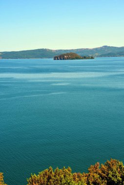 Capodimonte Gölü Bolsena İtalya 'dan Martana Adası manzarası