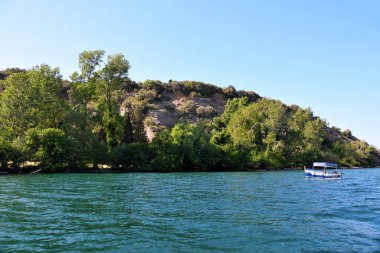 Martana adası, 10.3 hektarlık bir alana sahip ve İtalya 'nın 21 Mayıs 2022 Martana adası Marta kasabasının önünde yer alan Bolsena Gölü' nün iki adasının en küçüğüdür.