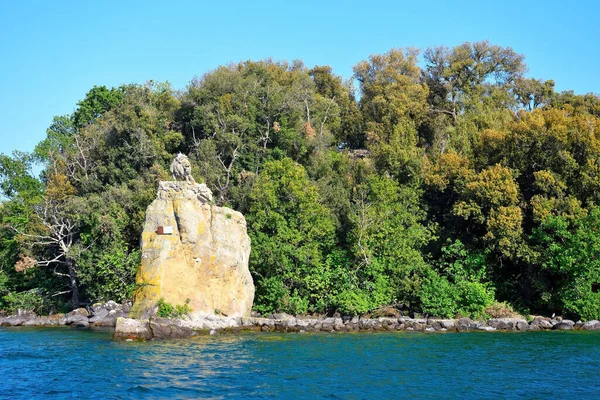 Aslanla birlikte Bolsena Viterbo İtalya 'daki Bisentina adası gölünde.