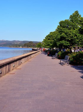  21 Mayıs 2022 Marta İtalya, Bolsena Gölü 'nde uzun gezinti yapan turistler.