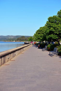  21 Mayıs 2022 Marta İtalya, Bolsena Gölü 'nde uzun gezinti yapan turistler.
