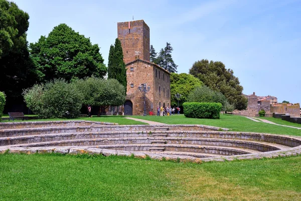 Tourists Medieval Village Lazio May 2022 Tuscania Italy — Stock fotografie