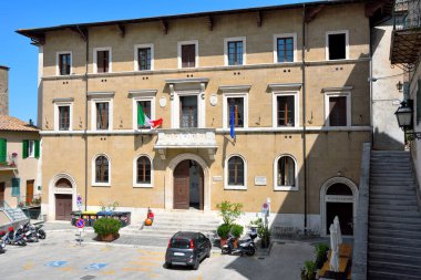 Belediye binasının koltuğu, 1934 ve 1939 yılları arasında Neo-Rönesans tarzında inşa edildi. Salvini Tiyatrosu 'na yaslandı. 23 Mayıs 2022 Pitigliano İtalya