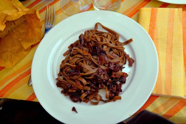 tagliatelle radicchio şarabı ve domuz pastırması ile yoğurdu Pitigliano Toskana İtalya