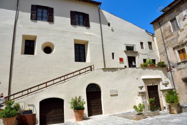 Orsini Sarayı 'nın (tarihi kale) iç avlusu 23. 2022 Pitigliano İtalya' nın tarihi merkezinde yer almaktadır.