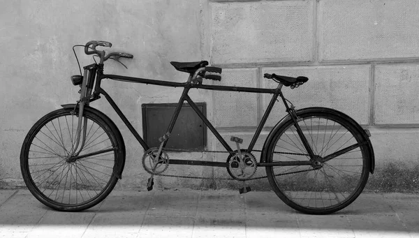 Three Way Tandem Bicycle Pitigliano Tuscany Italy — стоковое фото