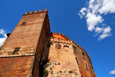 Guglielmi Şatosu muhtemelen 15. yüzyılda Montalto di Castro Viterbo İtalya 'da inşa edilmiştir.