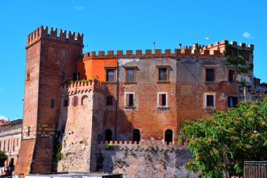 Guglielmi Şatosu muhtemelen 15. yüzyılda Montalto di Castro Viterbo İtalya 'da inşa edilmiştir.