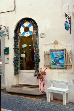 11 Eylül 2022 'de Lazio köyünün tarihi merkezindeki turistler için resim sanatları dükkanları Castel Gandolfo İtalya