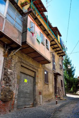 İtalya 'nın güneydoğusundaki Rocca di Papa köyünde antik evler.