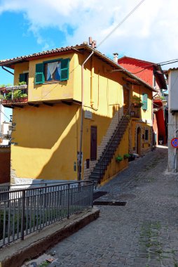 İtalya 'nın güneydoğusundaki Rocca di Papa köyünde antik evler.