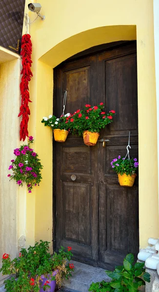 Chiles Rojos Cebollas Colgando Centro Histórico Montalbano Jonico Basilicata Italia — Foto de Stock