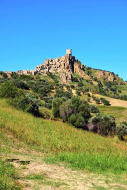 İtalya 'nın Basilicata kentindeki terk edilmiş Craco köyü.
