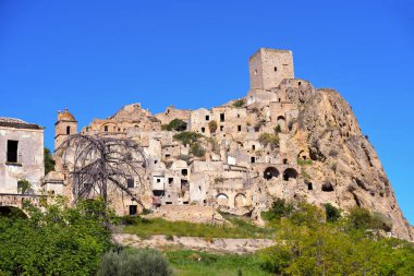 İtalya 'nın Basilicata kentindeki terk edilmiş Craco köyü.