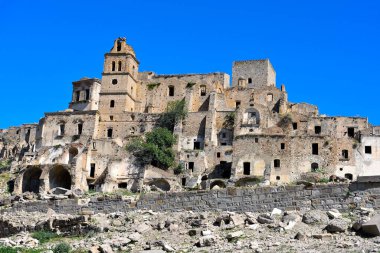 İtalya 'nın Basilicata kentindeki terk edilmiş Craco köyü.