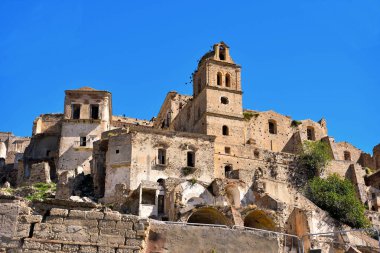 İtalya 'nın Basilicata kentindeki terk edilmiş Craco köyü.