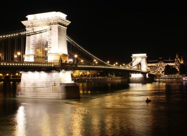 zincir Köprüsü'nde gece Budapeşte