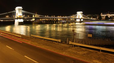 zincir Köprüsü'nde gece Budapeşte
