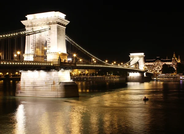 Láncok híd éjszakai budapest — Stock Fotó