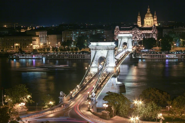 Kedjor bro på natten. Budapest Royaltyfria Stockfoton