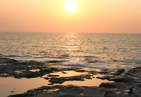 Coucher de soleil sur la plage de pierre — Photo