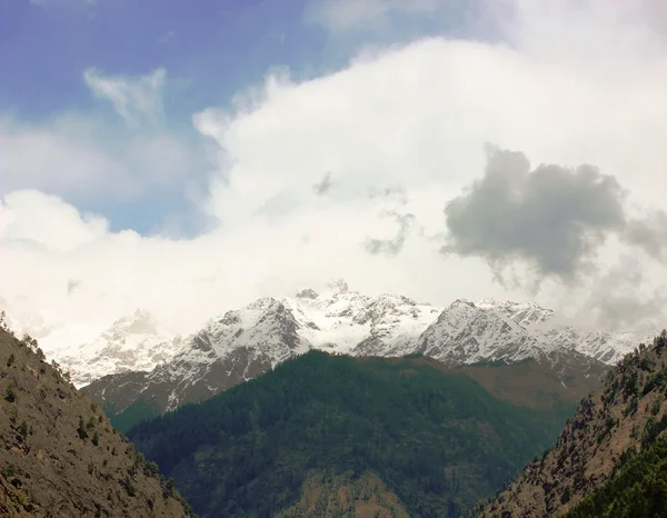 在 khirganga 附近的喜马拉雅山的雪的顶部 — 图库照片