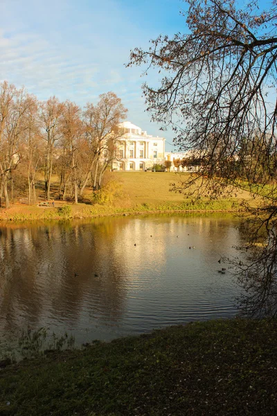 Pavlovsk park. landschap met paleis — Stockfoto
