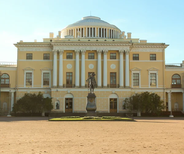 Pomnik pavel pierwszy. Pałac Pavlovsk — Zdjęcie stockowe