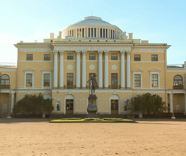 Monumento a Pavel First. Palacio de Pavlovsk —  Fotos de Stock