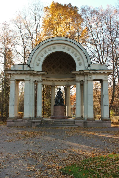 パヴロフスク公園。ロッシのパビリオン — ストック写真