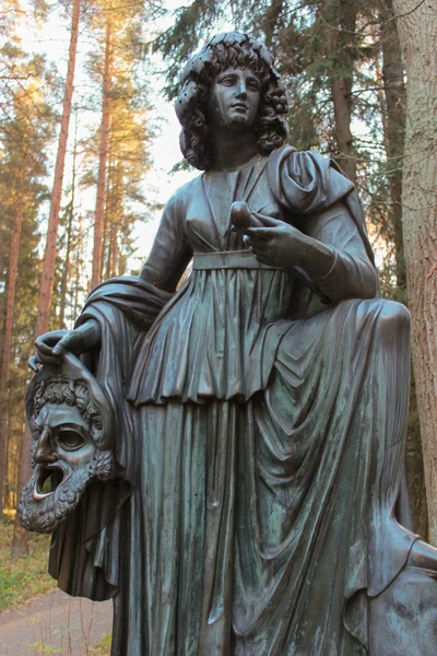 Melpomene, musa statyn i pavlovsk park — Stockfoto