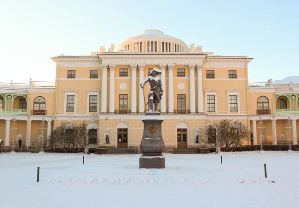 Visa med pavlovsky palats och monument till pavel först på januar — Stockfoto