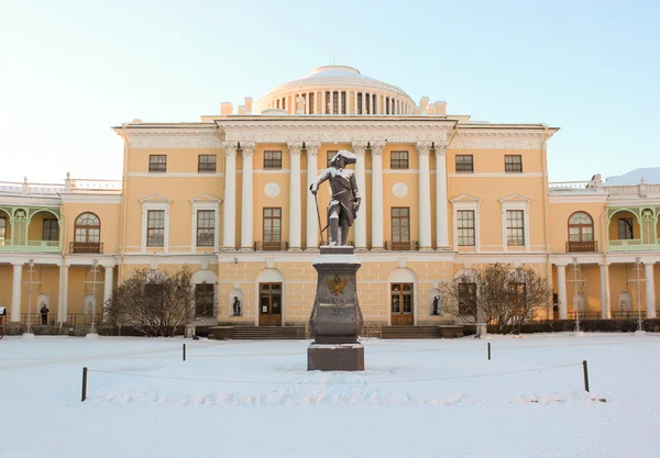 Vista com Palácio Pavlovsky e Monumento a Pavel Primeiro em Januar — Fotografia de Stock