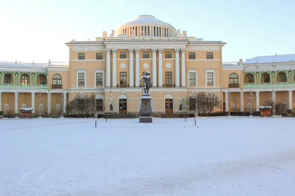 Pavlovsky 宮殿とパベル januar に最初の記念碑を見る — ストック写真