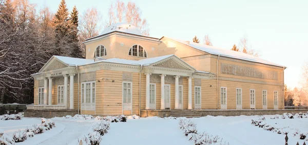 Ros pavilion i pavlovsky park på januari 2014 — Stockfoto