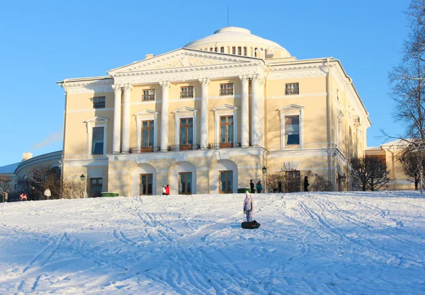 Pavlovskin palatsi ja Pavlovskin puisto sekä ihmiset lomalla Ja — kuvapankkivalokuva