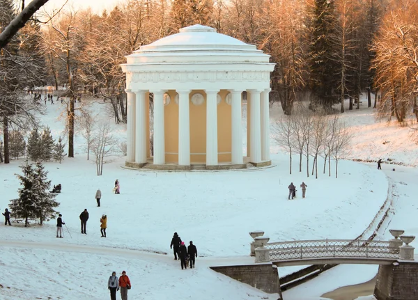 Templo de la amistad en el parque Pavlovsky en las vacaciones de invierno —  Fotos de Stock