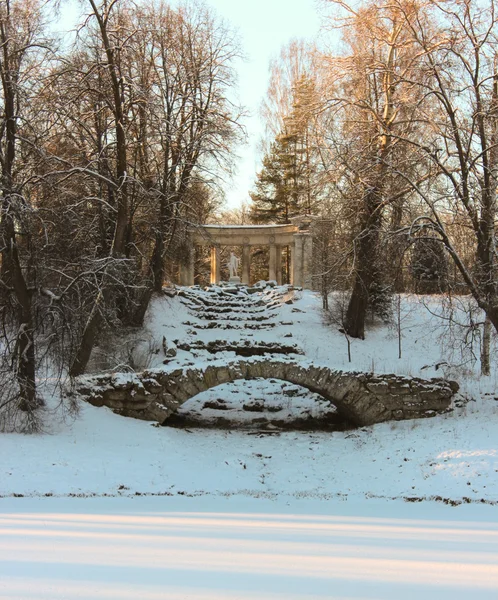 Vista con Hump Bridge e Apollo Colonade nel Pavlovsky Park su J — Foto Stock